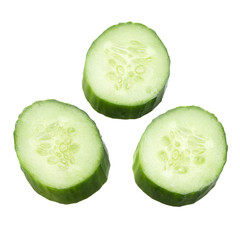 Огурцы свежие изолированные на белом фоне