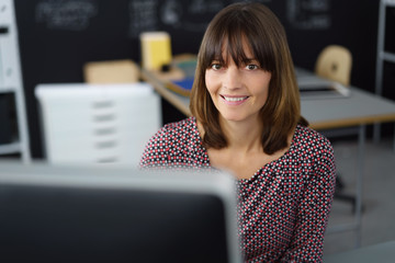 lächelnde mitarbeiterin in einem modernen büro