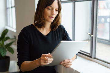 Fototapeta premium frau liest am tablet