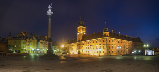 Fototapeta na wymiar Royal Castle and Sigismund's Column in Warsaw old town