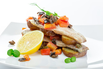 Fototapeta na wymiar fried fish fillet and vegetables