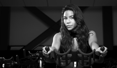 Fototapeta na wymiar Asian woman working out in gym