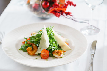 salad with shrimps and arugula