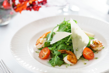 salad with shrimps and arugula