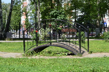Декоративный мост в парке