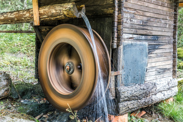 Mühlrad einer Wassermühle mit Wasser in Langzeitbelichtung aufgenommen