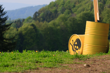 gefährliche Atomfässer in der Landschaft © dhk