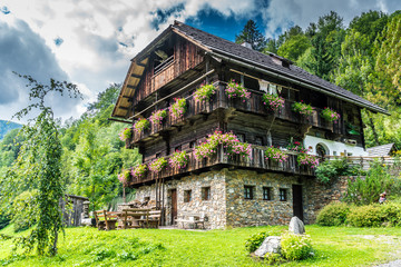 Fototapeta na wymiar Prunkvolle Berghütte im mitteleuropäischen Alpenraum