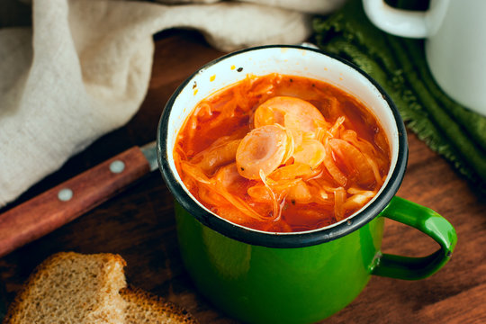 Tomato soup with cabbage and sausages in a circle
