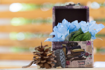 Fake flowers is placed on the bag. I decorated beautifully