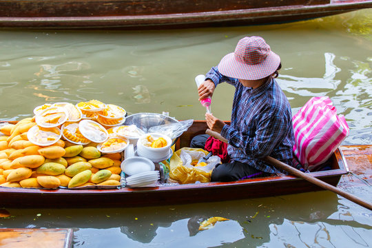 Damnoen Saduak floating market in Ratchaburi near Bangkok, Thailand