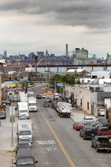 Vista aerea de una calle transitada de una zona industrial a las afueras de Nueva York
