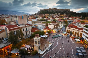 Poster Uitzicht op de Akropolis vanuit een coffeeshop op het dak op het Monastiraki-plein, Athene. © milangonda