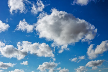 Obraz premium Blue sky background with fluffy clouds
