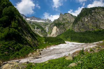 Fototapeta na wymiar Mountain glacier, mountain sierra with glaciers, peaks and high waterfalls 