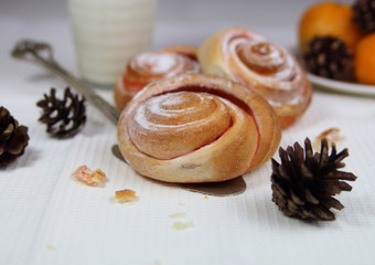 сладкие булочки с шишками,молоком и мандаринами