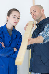 Obraz premium young woman working with a carpenter teacher