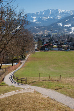 Aussicht auf Garmisch und Wettersteingebirge im Fr&uuml;hjahr