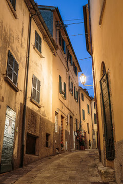 Narrow street in the old town in Italy at night © arbalest