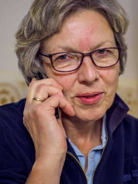 Alte Frau beim telefonieren zuhause