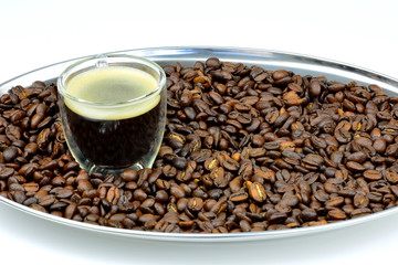 Kaffeekarte - Espresso mit Kaffeebohnen am Serviertablett vor weißem Hintergrund