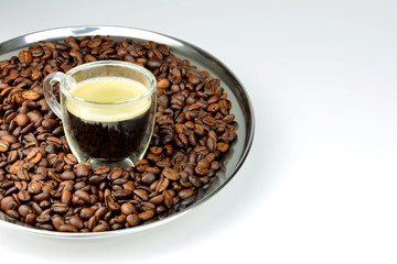 Kaffeekarte - Espresso mit Kaffeebohnen am Serviertablett vor weißem Hintergrund mit Textfreiraum