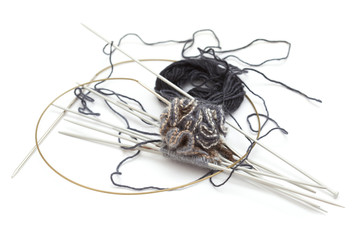 making knitted pompom