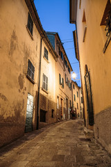 Obraz premium Narrow street in the old town in Italy at night
