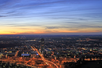 Fototapeta na wymiar Blick über München am Abend vom Olympiaturm