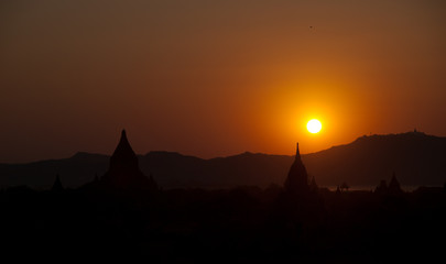Obraz premium Panorama of Bagan pagodas valley shot at sunrise