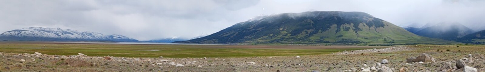 Fototapeta na wymiar Patagonia, 24/11/2010: il paesaggio del Parco Nazionale dei ghiacciai, l'area protetta che comprende il Lago Argentino e il ghiacciaio Perito Moreno
