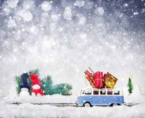 Weihnachtsgeschenke auf Bus im Winterwald - 128865120