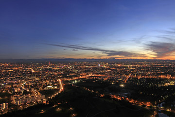 Fototapeta na wymiar Blick über München am Abend vom Olympiaturm