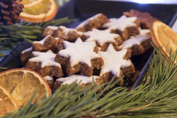 Zimtsterne mit Weihnachtsdekoration