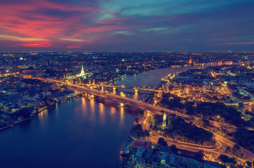 Obraz premium Phra Phuttha Yodfa Bridge view of Bangkok