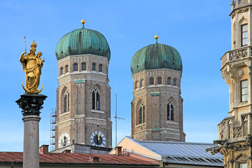 Fototapeta na wymiar Frauenkirche von München mit goldener Marienstatue