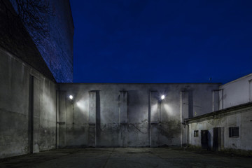 ścian opuszczonej fabryki w nocy  - obrazy, fototapety, plakaty