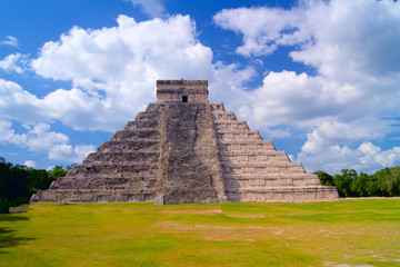 Fototapeta na wymiar Chichen Itza Kukulkan Pyramid (El Castillo)