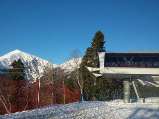 Станция канатной дороги, снежные вершины, горнолыжный курорт  Красная Поляна, Россия © lana4ka