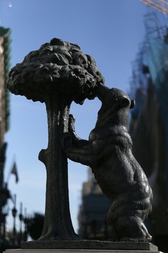 Estatua del oso y el madroño, símbolo del la ciudad de Madrid.