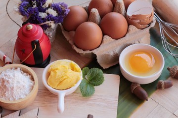 Making egg tart is delicious and egg.