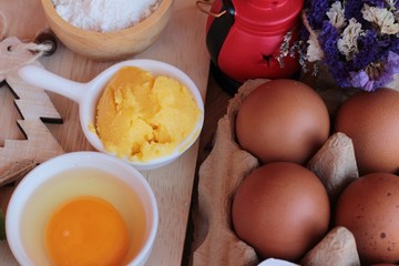 Making egg tart is delicious and egg.