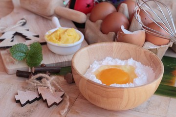 Making egg tart is delicious and egg.