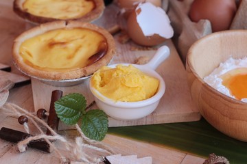 Making egg tart is delicious and egg.