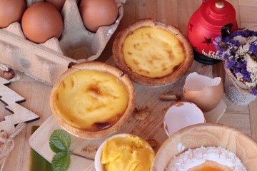 Making egg tart is delicious and egg.