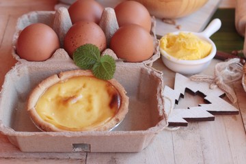 Making egg tart is delicious and egg.