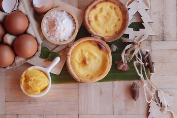 Making egg tart is delicious and egg.