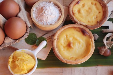Making egg tart is delicious and egg.