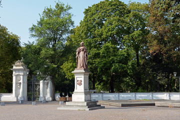 Fototapeta na wymiar Portal des Schlossgartens und Statue in Oranienburg
