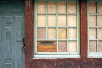 sprossenfenster mit briefschlitz